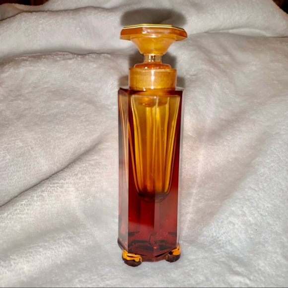 Perfume bottle is a symbol of love, emotion, & sentiment (French) - Picture 4 of 16